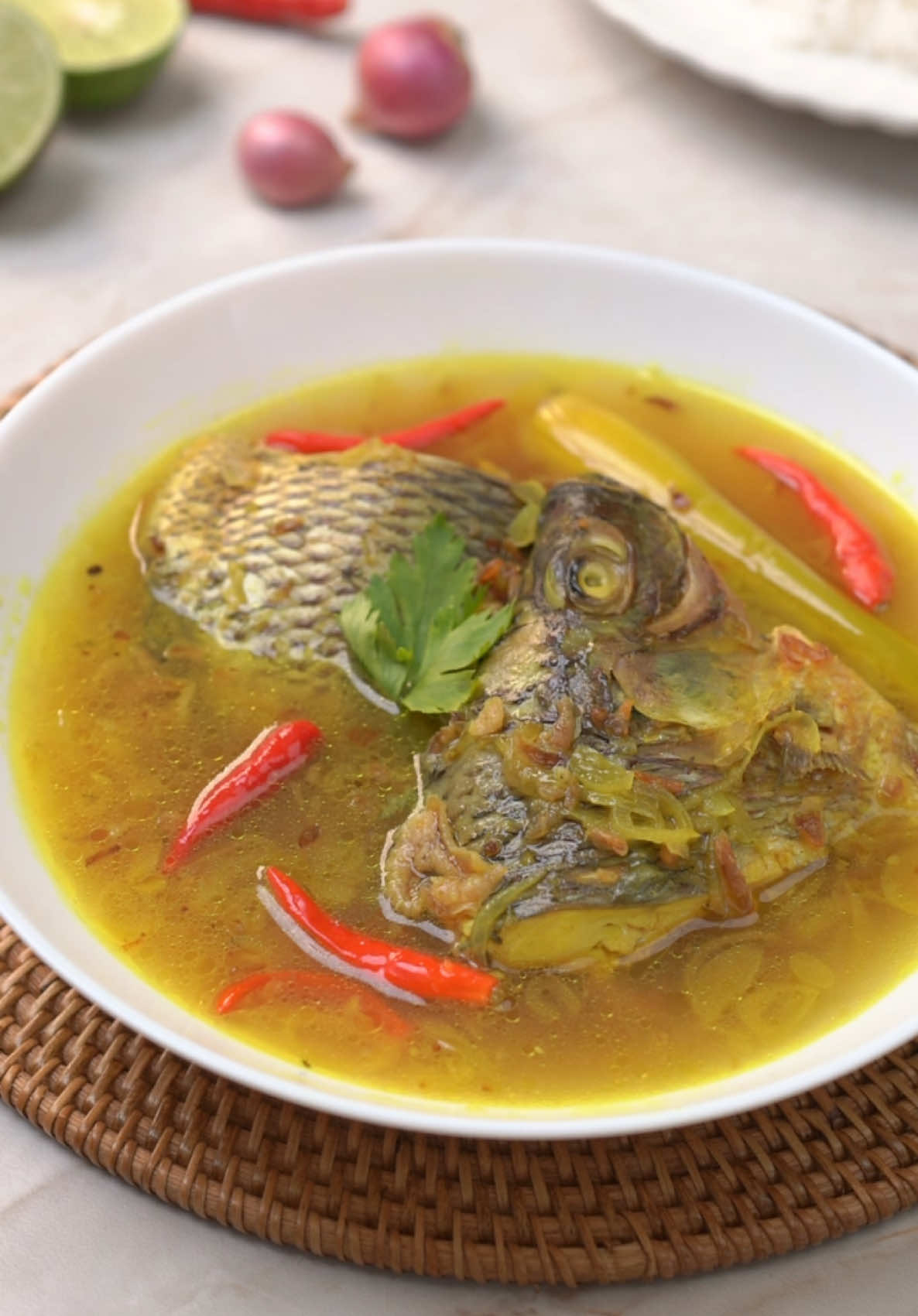 Cobain yuk resep khas Makassar Pallumara Ikan  Kuah kuningnya yang segar, gurih, ditambah lembutnya ikan bikin nagih banget! Rahasia rasa? 👉 Pakai Royco Kaldu Ikan. Kaldu Ikan BARU! pertama di Indonesia Bikin masakan ikan lebih gurih mantap, cukup Rp2.500 aja & tersedia di toko terdekat seluruh Indonesia. @Ayam Roy by Royco Indonesia  Bahan : - 2 ekor Ikan Nila ( potong 2 ) - 5 siung bawang merah, iris tipis - 1 batang serai, geprek - 10 cabe rawit/ sesuai selera - 1/2 sdt kunyit bubuk - 1 sdm Asam jawa - 1 sdt Royco Kaldu Ikan - Air secukupnya - Minyak untuk menumis Cara membuat lihat di video😍 Selamat Mencoba #fypシ #fyp #pallumara 