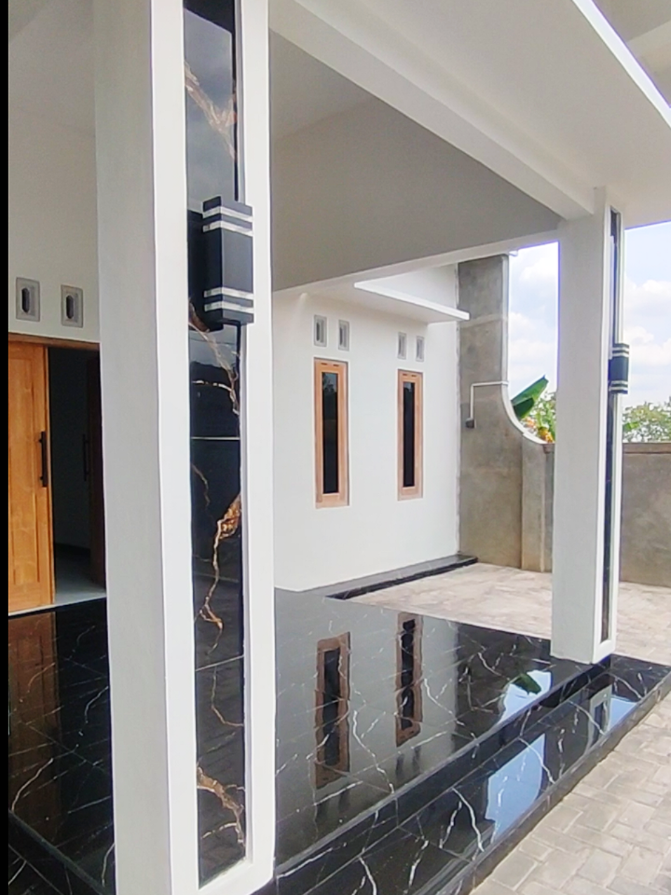 Membalas @petanisawit38 ini kak aku spill tiang teras, tengahnya itu pakai granit, granitnya aku pasang 2 sisi depan belakang aja, 4 sisi juga bisa sesuai selera aja hehe. untuk ukuran tiang jadi 35x25. untuk lampunya silahkan co di keranjang kuning ya kak. #teras #terasrumah #rumahminimalis #rumahidaman #rumah 