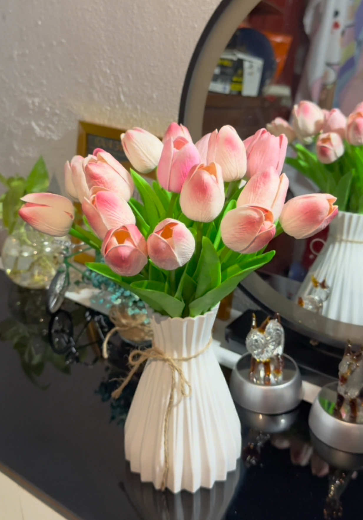 “Thật sự bất ngờ vì hoa giả mà giống hoa thật đến vậy 🌷 Vừa đẹp – vừa bền – vừa tiết kiệm. Ai mê decor thì tham khảo liền nha ✨” #HoaTulipGia #DecorPhong #HoaGiaReDep #HoaNhuThat #DecorXinh  