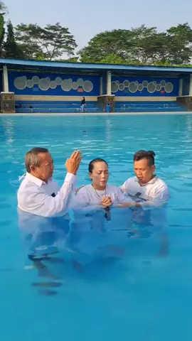 congratulations syng PUJI TUHAN  SAH jadi ank papi jesus 😘😍🥰😇 ... welcome d kerajaan ALLAH.... # BAPTIS SELAM#@niafm99 