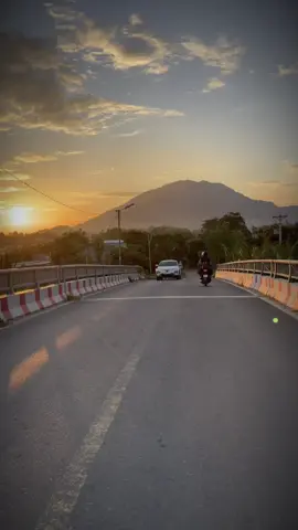 Xin được giữ lại những thước phim của tuổi trẻ. Bởi vì, không biết tương lai mình sẽ còn được đi nữa không, có sống vui vẻ hay không. Nhưng thôi, vậy đủ rồi! 