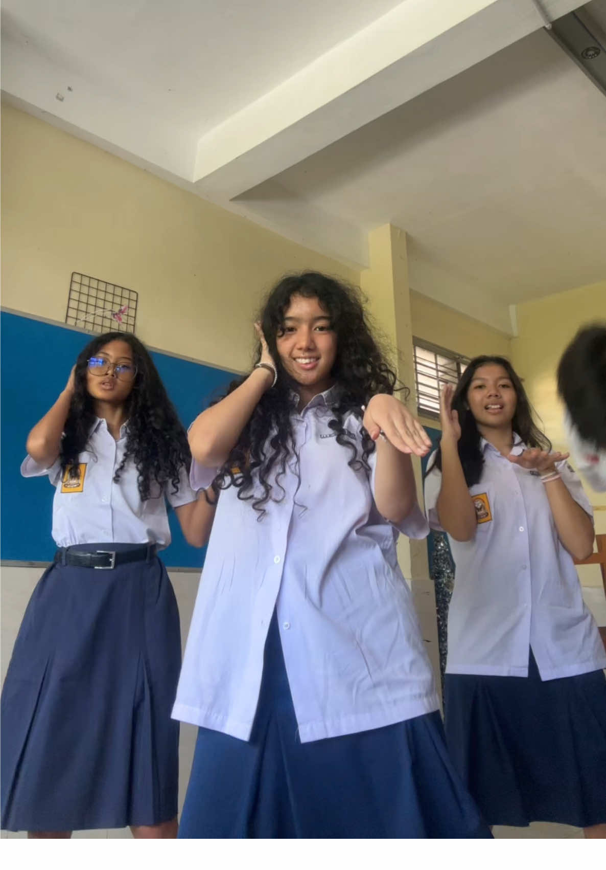 IKUTANNN biar nda telat w/@cielaa @🐽 #fyppppppppppppppppppppppp #dance #curlyhair #trio #agit 