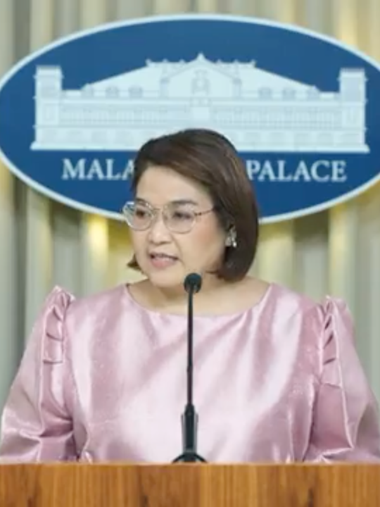 HINDI NAMAN PO NANGANGAMBA ANG PANGULO According to Palace Press Officer Undersecretary Atty. Claire Castro during today’s press briefing, President Ferdinand ''Bongbong'' Marcos Jr. is not worried about the upcoming protest actions over alleged corruption and irregularities in flood control projects. “Ang pagpoprotesta naman ay natural. Normal iyan sa bawat bansa kung may mga sentimyento ang mga kababayan natin. Hindi naman po nangangamba ang pangulo dahil alam po niya na ang pagpoprotesta ng taumbayan ay tungkol sa paglaban sa korapsiyon,” Castro said when asked if the scheduled protest actions were a factor or consideration why the president opted to skip the United Nations General Assembly this month in New York. ''At binanggit din po niya kahapon na siya mismo ang nagsimula upang mapaimbestigahan itong mga maanomalyang flood control projects. So, hindi po nangangamba ang Pangulo sa gagawing protesta dahil alam po niya na ang magpoprotesta rito ay kakampi rin po niya, kakampi sa kaniyang adhikain. Dahil sabi nga po niya kahapon, kung hindi siya presidente, malamang ay makakasama rin siya sa pagprotesta laban sa korapsyon,” Castro added. Courtesy: RTVM #gmanews
