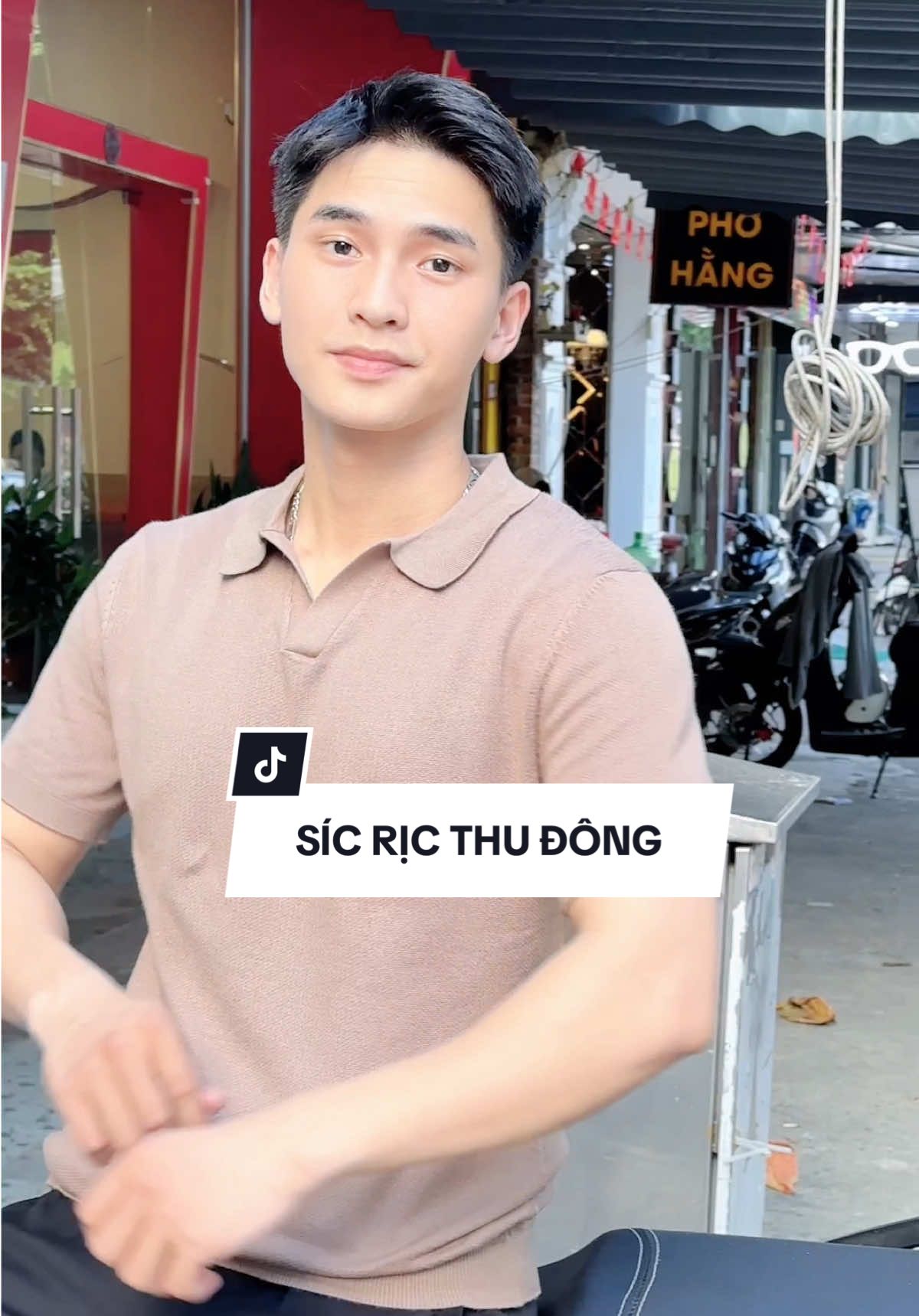 Mở màn cho BST thu đông lần này là 1 chiếc áo len ngắn tay phong cách polo cực kì sang 🥰 với tone màu nâu  nhạt bắt mắt - gam màu của mùa thu #JOHNHENRY #johnhenrylc #xuhuong #thoitrangnam #outfit 