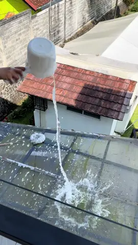Sapu plafon ini berguna banget, bahkan untuk bersihin kanopi yang udah lama berlumut ini pun bisa #sapuplafon #bersihkankanopi #kanopisolarflat #kanopikaca 