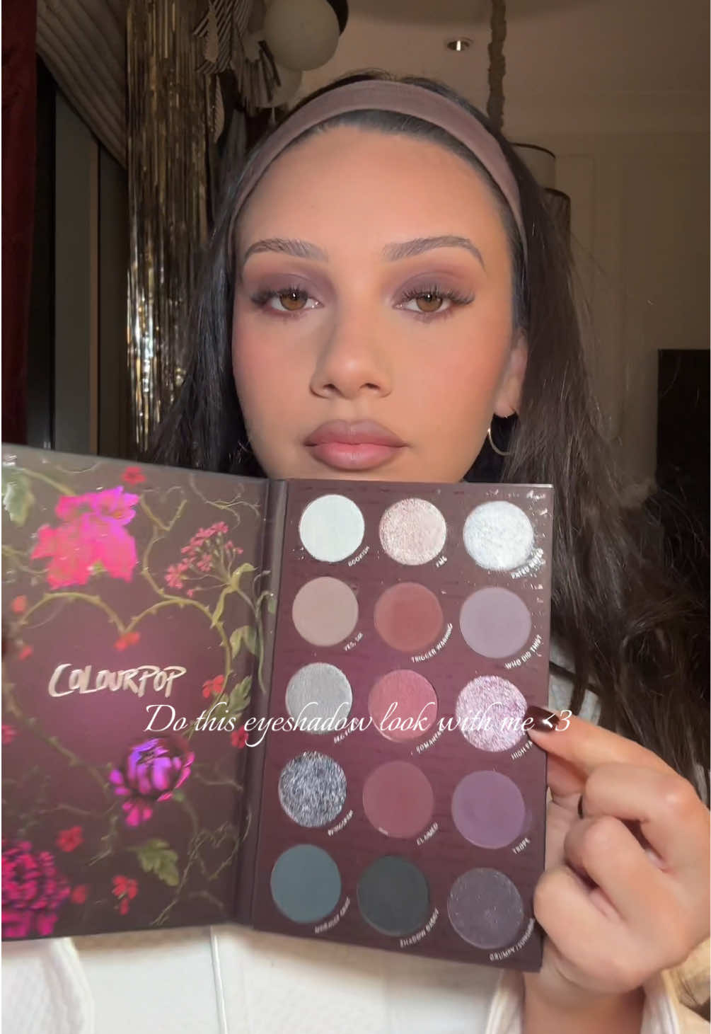 Such an easy eyeshadow look using only 2 shades from @ColourPop Cosmetics A Shadow of Secrets palette 🤎 #colourpopcosmetics #colourpop #cpshadowsofsecrets #eyeshadow #eyeshadowtutorial #eyeshadowpalette 