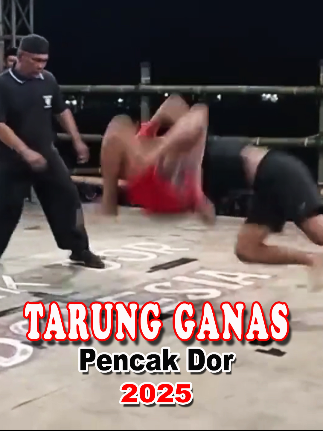 Budayakan baca dahulu sebelum comment agar tidak gagal faham tentang apa itu Pencak Dor! Dinamakan Pencak Dor karena diiringi oleh irama drum yang disebut Jidor. Pertandingan persahabatan ini bukan merupakan ajang kejuaraan untuk merebutkan piala atau medali, tetapi hanya semata-mata bertujuan untuk ajang silaturahmi untuk melestarikan Budaya Seni Bela Diri asli Jawa dan untuk menumbuhkan rasa persaudaraan dan kerukunan antar kelompok atau Pencak lintas Perguruan dengan motto “Di atas Lawan di bawah Kawan”. Peraturan dalam Pencak Dor:  ☛ Di dalam Pencak Dor tidak ada timbang berat badan. ☛ Di dalam Pencak Dor tidak ada paksaan dalam bertanding Lawan besar atau kecil semua yang menentukan Pemainnya sendiri. Berani ya lanjut bertanding, tidak berani ya turun. ☛ Di dalam Pencak Dor Wasit berwenang penuh yang wajib ditaati Pemain untuk menentukan pasangan pemain untuk bertanding, perintah melepaskan Lawan dan perintah mengkahiri pertandingan. ☛ Setelah bertanding bisa naik ke Ring lagi untuk bertanding jika bisa memperoleh Lawan dan disetujui Wasit untuk bertanding. ☛ Di dalam pertandingan Pencak Dor tidak ada penentuan Pemain yang kalah atau menang. Pemain dalam pertandingan dalam Pencak Dor, dilarang: ☑ Tidak boleh Menggigit ☑ Tidak boleh mencakar ☑ Tidak boleh Menjambak ☑ Tidak boleh menggunakan alat atau senjata yang membahayakan Lawan. Jangan lupa budayakan klik Like, Share, dan Suscribe dengan aktifkan tombol lonceng agar tidak ketinggalan update tayangan selanjutnya! *) JANGAN MENIRUKAN ADEGAN DALAM KONTEN TANPA DIDAMPINGI TRAINER PROFESIONAL..!!! Kunjungi dan ikuti juga media sosial publikasi kami dengan meng-klik tautan di bawah! Facebook :  https://www.facebook.com/StackPoncoGatie Tiktok :  https://www.tiktok.com/@pencak_dor_blitar?_t=8YobISpcnVy... Snack Video :  https://sck.io/f/Qsddsq7N  Youtube :  https://www.youtube.com/@PENCAKDORBLITARSTACKPONCOGATI Selamat menyaksikan ㋡ #pencakdor #trending #viral #fypシ  #fyp