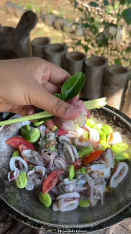 Pertama kali masak cumi ternyata enak banget bikin tambah nasi terus #masak #cumi #pedesaan #alam #habarlic 