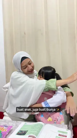 Seribet apapun di pagi hari, yang paling penting tetep siapin bekal anak 🥰 Bekal andalan Ghaitsa itu So Good Dinobites, selain rasanya yang enak, bentuknya yang lucu juga ada kandungan Omega 3-nya.. #SoGoodDinoBites #BikinMoodAutoGood @SO GOOD INDONESIA 