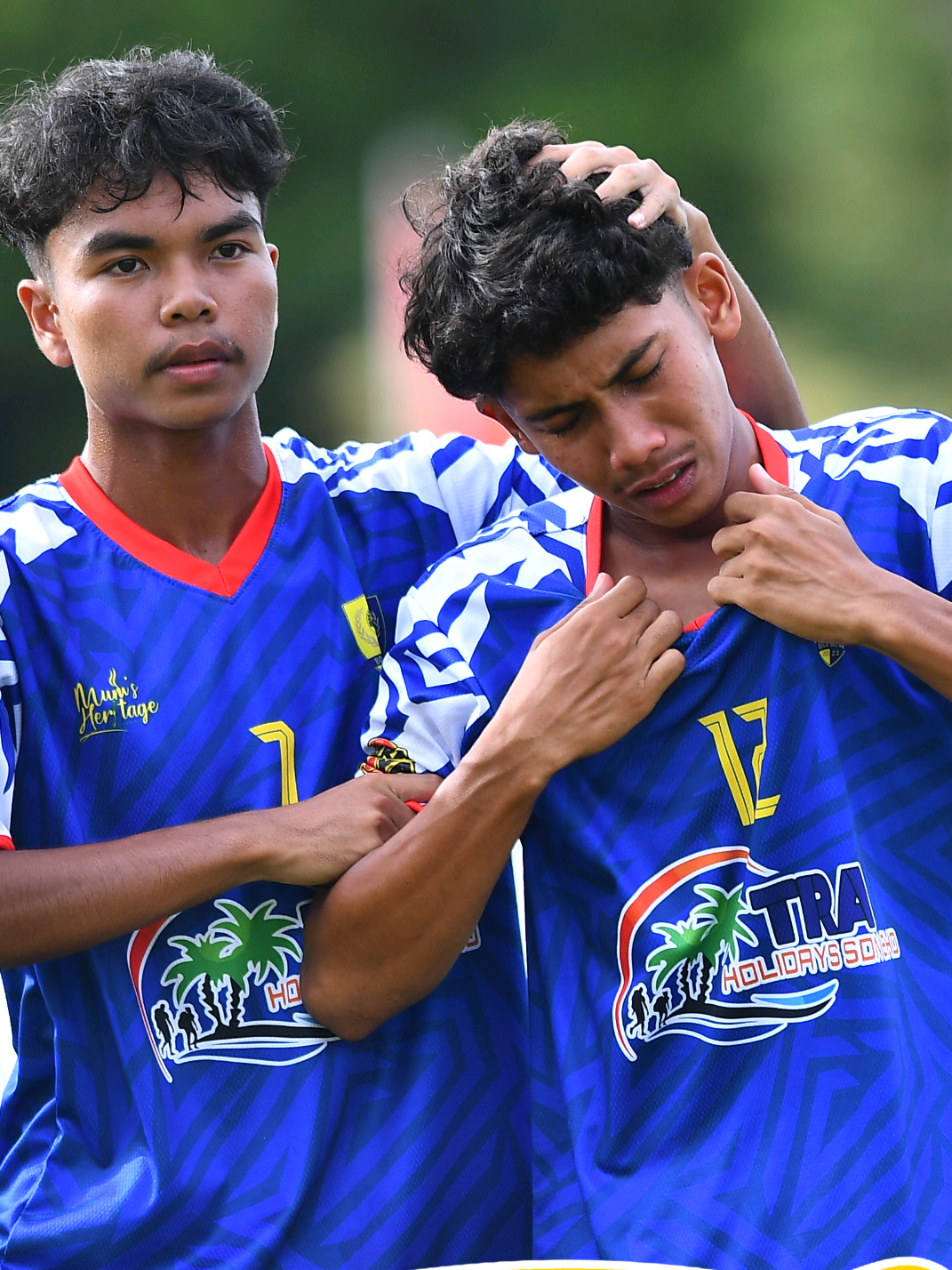 MSS Perlis U18 menutup saingan peringkat kumpulan dengan kemenangan 2-0 ke atas MSS Negeri Sembilan petang semalam. Peringkat kumpulan berakhir di tempat ke-3 Kumpulan B dan tidak layak ke suku akhir, semangat juang serta usaha pasukan tetap wajar dipuji.  Tahniah buat semua pemain & barisan kejurulatihan yang telah berjuang habis-habisan sepanjang kejohanan MSSM 2025 kali ini. Terima kasih kepada penaja-penaja MSS Perlis ✅ TRA Holidays Sdn Bhd  ✅ KV Jersey  ✅ Grand Worldwide ✅ Mum’s Heritage House  ✅ TP Group of Companies ✅ Azra Soya ✅ NSB Glorius Ventures ✅ ZR Photography Studio  ✅ Arena Sukan Perlis  #fyppppppppppppppppppppppp #mssmbolasepak2025 #mssperlis #arenasukanperlis #sportphotographer   
