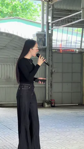 Phục vụ âm nhạc cho mấy cụ 🥰 #hongbaovy #bongbivang 