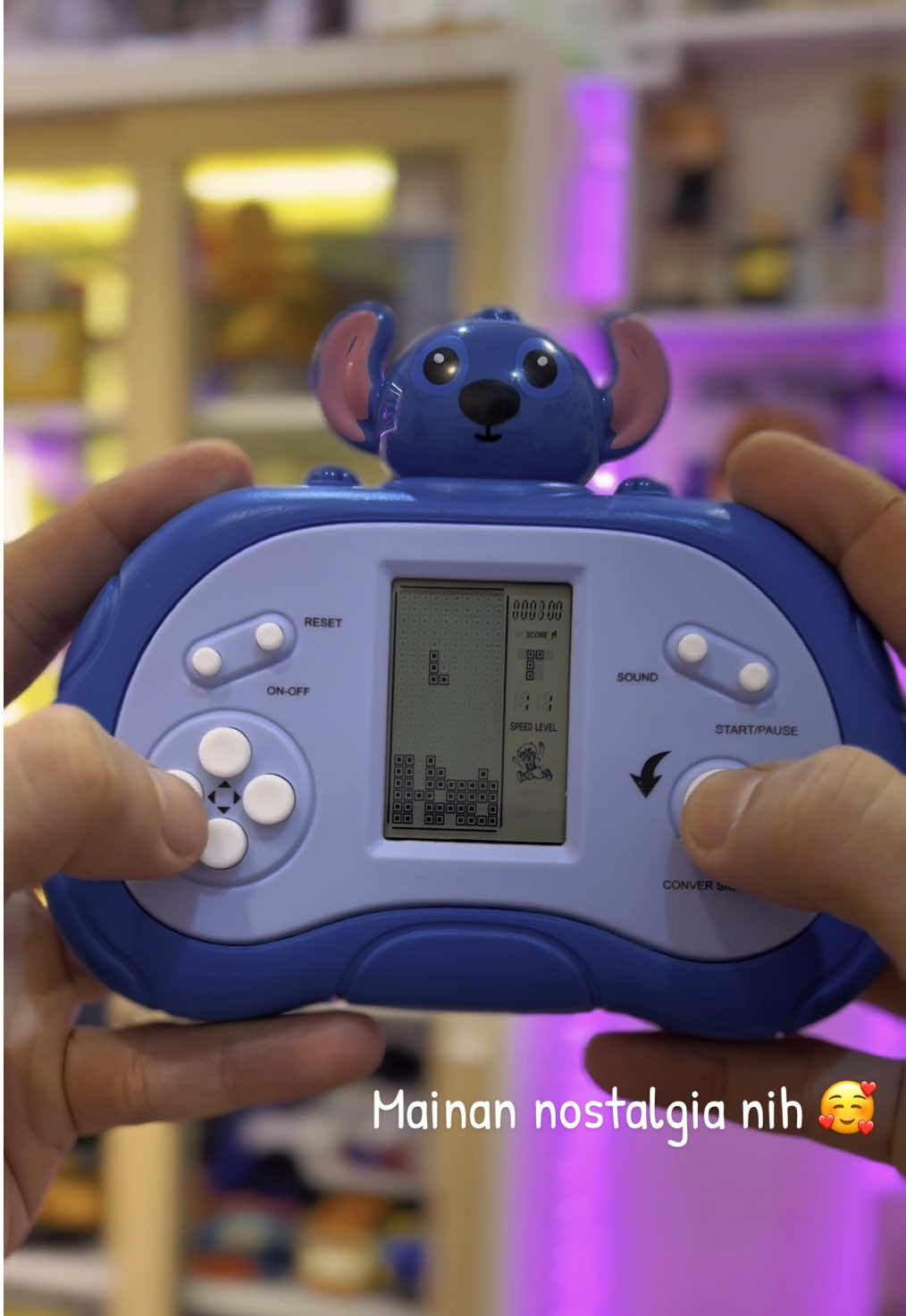 Pop It Tetris Elektrik Game Tetris yang populer dimasanya, game klassik seperti: Tetris Classic Block, yaitu menyusun balok-balok yang terjatuh dari atas permukaan, Racing, yaitu Pemain dapat menghindari mobil lain dengan kontrol arah ke kiri dan kanan. Bubble shooter, yaitu menembak gelembung-gelembung supaya meletus dan game-game serru lainnya. Game ini bagus untuk melatih daya motorik dan sensorik anak, melatih kesabaran dan konsentrasi serta dapat mengasah otak anak. Nama: POP IT TETRIS Classic Block Game console Paket TERMASUK : 1 x POP IT Tetris (BATERAI TIDAK TERMASUK) #popittetris  #tetris  #tetrisgame  #tetrispopit  #nostalgia  #mainannostalgia  #mainan  #mainananak  #mainanjadul  #mainanedukasianak  #mainananakanak  #sonsonid