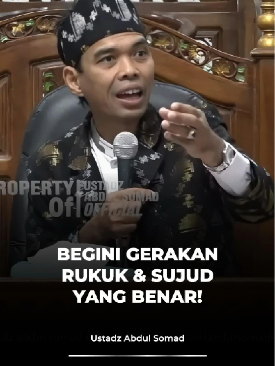 Begini Gerakan Rukuk & Sujud yang Benar! - Ustadz Abdul Somad Gerakan rukuk dan sujud yang benar adalah kunci sholat yang sempurna. Berdasarkan ceramah Ustadz Abdul Somad, berikut adalah cara melakukan gerakan rukuk dan sujud yang benar: Saat rukuk, pastikan punggung Anda lurus, sehingga jika diletakkan wadah berisi air di atasnya, air tidak akan tumpah. Saat sujud, dahi dan hidung harus menyentuh lantai. Menyentuhkan dahi adalah wajib, sedangkan menyentuhkan hidung adalah mustahab (dianjurkan). Tonton video lengkapnya di channel @ustadzabdulsomadofficial #Rukuk #Sujud #Tumakninah #UAS #AbdulSomad 