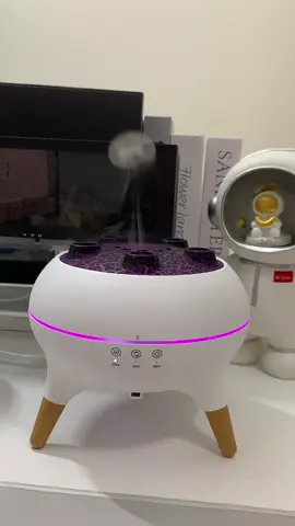 🪼 Mang cả đại dương vào căn phòng với máy khuếch tán tinh dầu hình sứa siêu độc lạ ✨ Vừa tạo hương thơm dễ chịu, vừa làm góc chill thêm xịn sò! #mayKhuyechTan #denXongTinhDau #humidifier #decorPhong #chill 