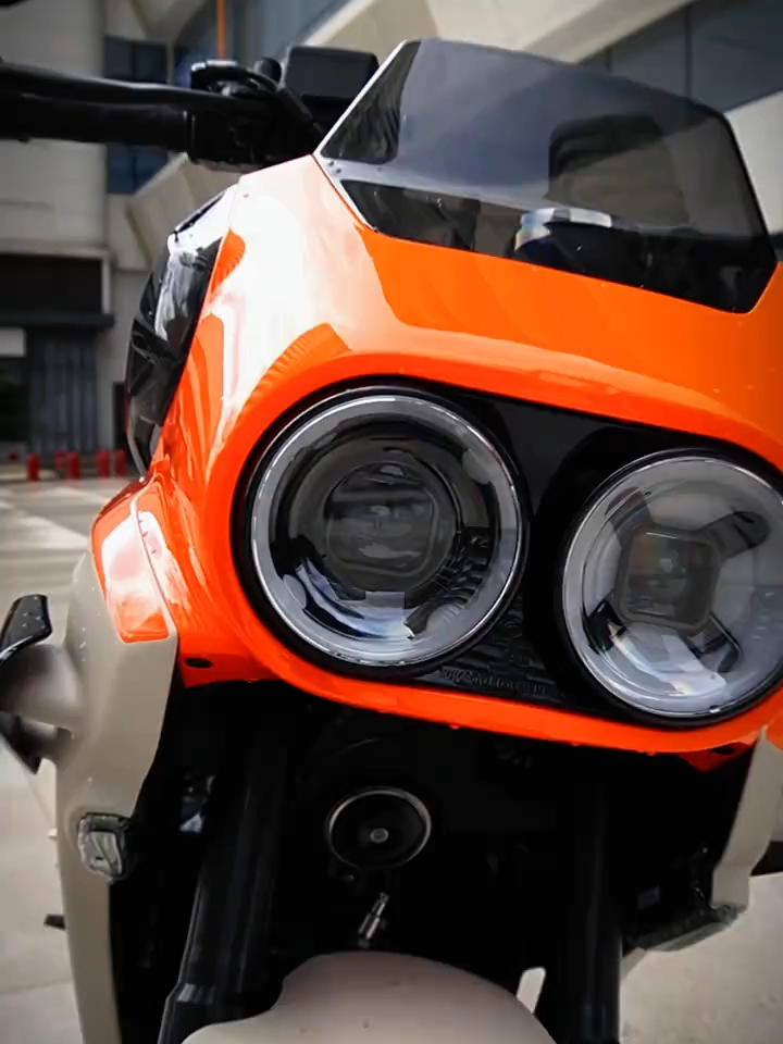 🔥 AKAN DATANG – CFMOTO New Papio XO 125 🔥 💰 Anggaran Harga: Bawah RM9,000 MINIMOTO dengan gaya besar & personaliti unik 💥  XO PAPIO Racer menggabungkan rekaan retro-sukan dengan sentuhan moden – kompak, ringan, tapi bertenaga! 💪 Prestasi & Ciri Utama: ✅ Enjin 124cc, 7kW, 9.41Nm Tork ✅ Ringan: 114kg | Ketinggian Tempat Duduk: 760mm ✅ BOSCH EFI + 6 Kelajuan ✅ Suspensi Depan Terbalik ✅ ABS Dua Saluran ✅ Tangki Minyak 7L – jarak sehingga 350km ✅ Paparan Bulat 3” + Pilihan 4G T-BOX ✅ Skrin LED Pixel (Aksesori) 🎨 Pilihan Warna: Fiery Red 🔴 | Moss Green 🟢 | Nebula White ⚪ ✨ Sama ada untuk tunggangan harian atau koleksi, XO PAPIO 125 memberi anda gaya, keselamatan dan keseronokan. 📩 DM kami sekarang untuk tempahan awal! #CFMOTOPapioXO125 #MiniMoto #RetroSport #ComingSoon #CFMOTO  #shbikers #125cc