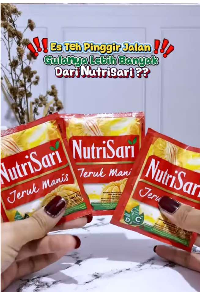 Es teh pinggir jalan? Yakin gulanya lebih dikit dari @NutriSari ? 🤔 Cus, cari tahu jawabannya! #NutriSari #EsTeh #PerbandinganGula #MinumanPopuler #reviewjujur 
