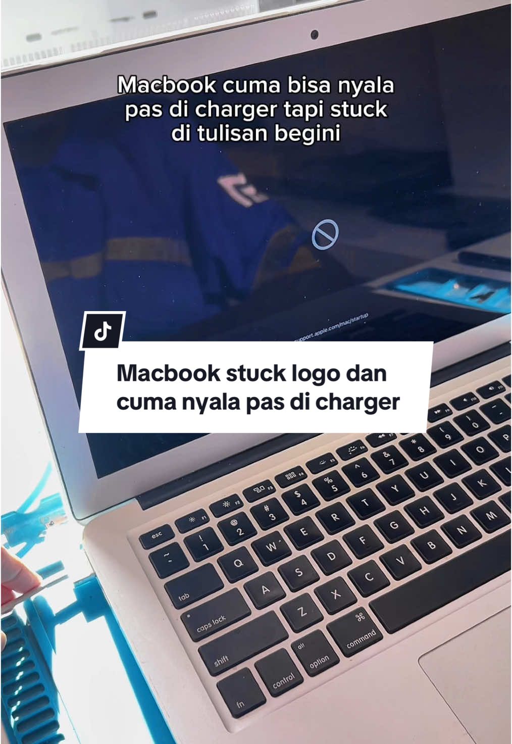 Untung blm kena mesinnya. Kalo udh sih alamat habis berapa juta wkwk #macbook #servicemacbook ##servicemacbooksurabaya #servicemacbookmurah #macbookservice #servismacbook 