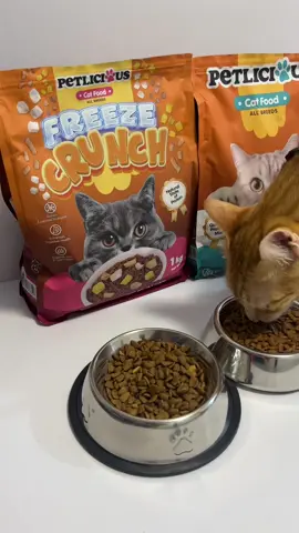 Petlicious Freese Crunch and Tuna Flavor cat food #petlicious #catfood #catsoftiktok #fyppppppppppppppppppppppp 