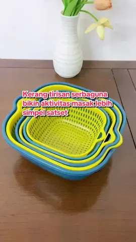 Masih cuci bahan makanan pakai baskom, mending beralih ke keranjang tirisan ini bisa buat nyuci sayur, daging, buah dan lainnya, mana harganya murah lagi #baskomserbaguna #baskomsaringan #baskomcucisayur #wadahcucisayur #peralatandapur 