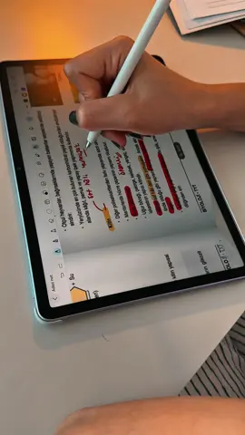 Huawei MatePad 11.5 ✨ Okula dönüş için tablet bakanlara güzel ve ekonomik bir seçenek🌺 PaperMatte ekranı sayesinde gerçekten deftere yazar gibi not alabiliyorum. Derslerde not tutmak ya da hızlıca bir şeyler çizmek için çok pratik. Pil ömrü bayağı uzun, hızlı şarjı da var. Klavye ve kalemle birlikte gelmesi de işimi çok kolaylaştırıyor. Şu an okul kampanyasıyla kalem ve klavye dahil 15.999 TL’ye alınabiliyor, bence gayet iyi bir fırsat💝 #huaweimatepad #işbirliği #kesfet #kesfetteyiz #keşfet 