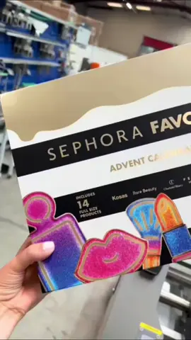 Някога чудили ли сте се какво е необходимо за създаването на любимия ви календар за красота? 👀✨ Вече в магазините на Sephora – поглезете се с ексклузивния адвент календар Sephora Favorites! #SephoraBulgaria