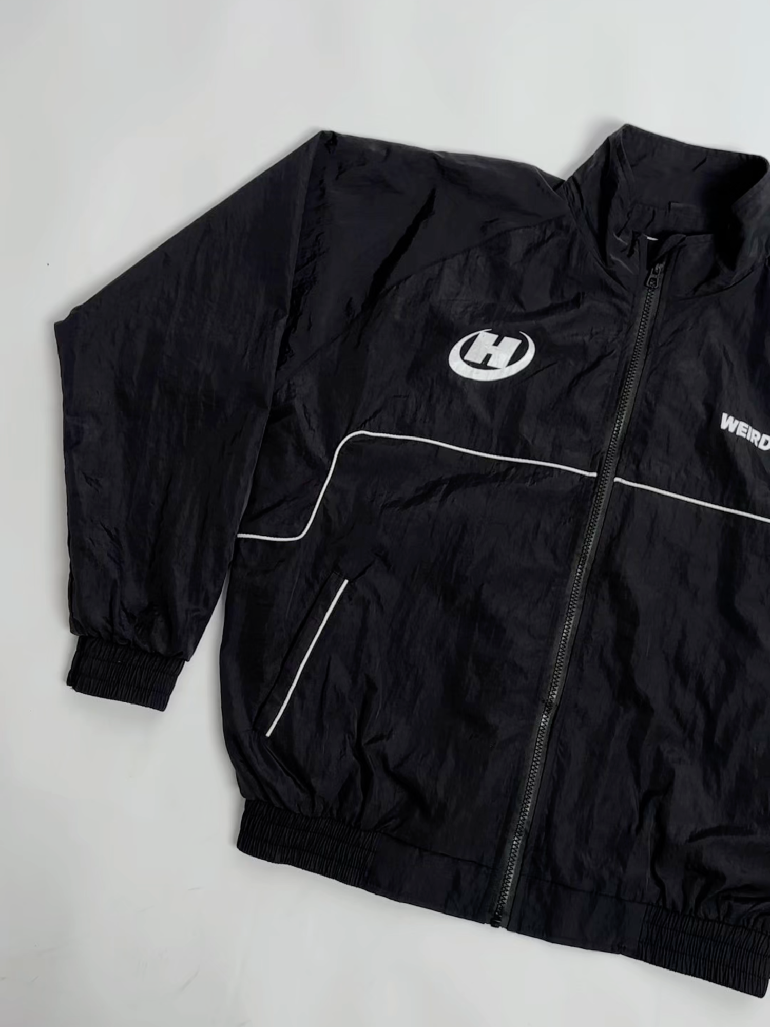 buat para pecinta hitam, tracksuit gothic ini cocok banget karena simple tapi tetep elegan #TracksuitSeason #hlpdweirdworld