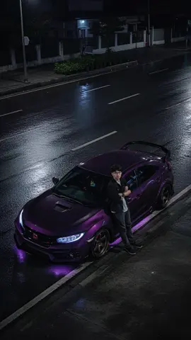 Prompt : Buatlah Gambar Ultra Realistic dari foto ini, seseorang yang berdiri Di pinggir jalan dengan mobil Honda Civic Type R berwarna Ungu gelap dengan modifikasi widebody dan low suspension, Velg Menggunakan Rays TE37 dan Spoiler belakang tinggi, serta ada lampu Kolong berwarna ungu cerah, posisi mobil pinggir jalan dekat trotoar, seseorang berdiri di samping Pintu depan Dekat ban bagian kanan sedang bersandar di mobil menghadap kamera dari angle depan orang tersebut, angle di ambil dari cctv atas jalan dan orang tersebut melihat ke arah camera, posisi kamera tinggi karena cctv, Buat high contrass ala Tokyo drift, penerangan gelap yang hanya di terangi oleh lampu jalan berwarna putih, jalanan basah, Tangan orang tersebut bersilang di dada, ambil menggunakan camera wide angle, aspect ratio 9:16 potrait, color grading racing look #aitips #gemini #ai #fyp #AI 