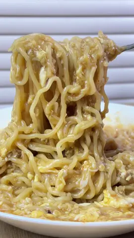 Siapa sih yang bisa nolak kenikmatannya Indomie Goreng, apalagi dimakan pas lagi hujan. Beeehhhh gak ada yang bisa ngalahin deh. Baru ngeliat video ini aja dijamin pasti langsung kedapur buat bikin juga. Yuk kita masak Indomie Goreng Nyemek 🍜🍜 Bahan : - Indomie Goreng 2 bungkus - Telur 2 butir - Air (jangan terlalu banyak ya) Cara Membuat : 1. Masak air hingga mendidih. 2. Masukkan telur yang sudah dikocok kedalam panci (masukkannya sambil diaduk seperti di video). 3. Masukkan Indomie Goreng dan masak hingga tingkat kematangan yang kalian inginkan. 4. Tuang kewadah yang sudah ada bumbu indomie dan aduk hingga semua rata. (Kalian bisa tambahkan saus sambal, saus tomat atau cabe sesuai selera) 6. Dan Mie Nyemek siap disantap. #indomie #mienyemek #minyemek #indomiegoreng #indomietelur 