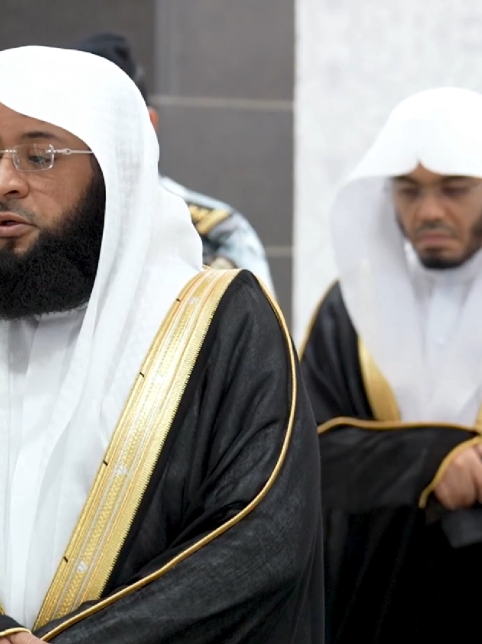 تاثر الشيخ #ياسر الدوسري وراء الشيخ #بدر_التركي  . . { وَمَا خَلَقۡنَا ٱلسَّمَـٰوَ ٰ⁠تِ وَٱلۡأَرۡضَ وَمَا بَیۡنَهُمَا لَـٰعِبِینَ } [سُورَةُ الدُّخَانِ: ٣٨] #امام_الحرم_المكي #تلاوة 