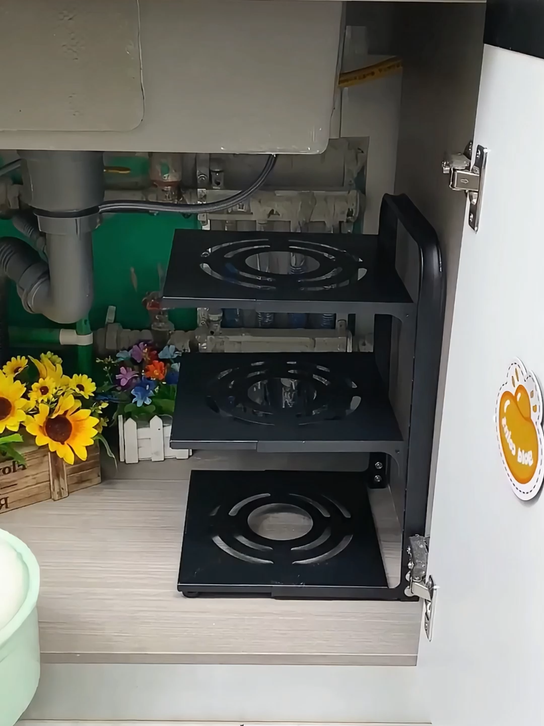 POTS and pans shelving 🥣