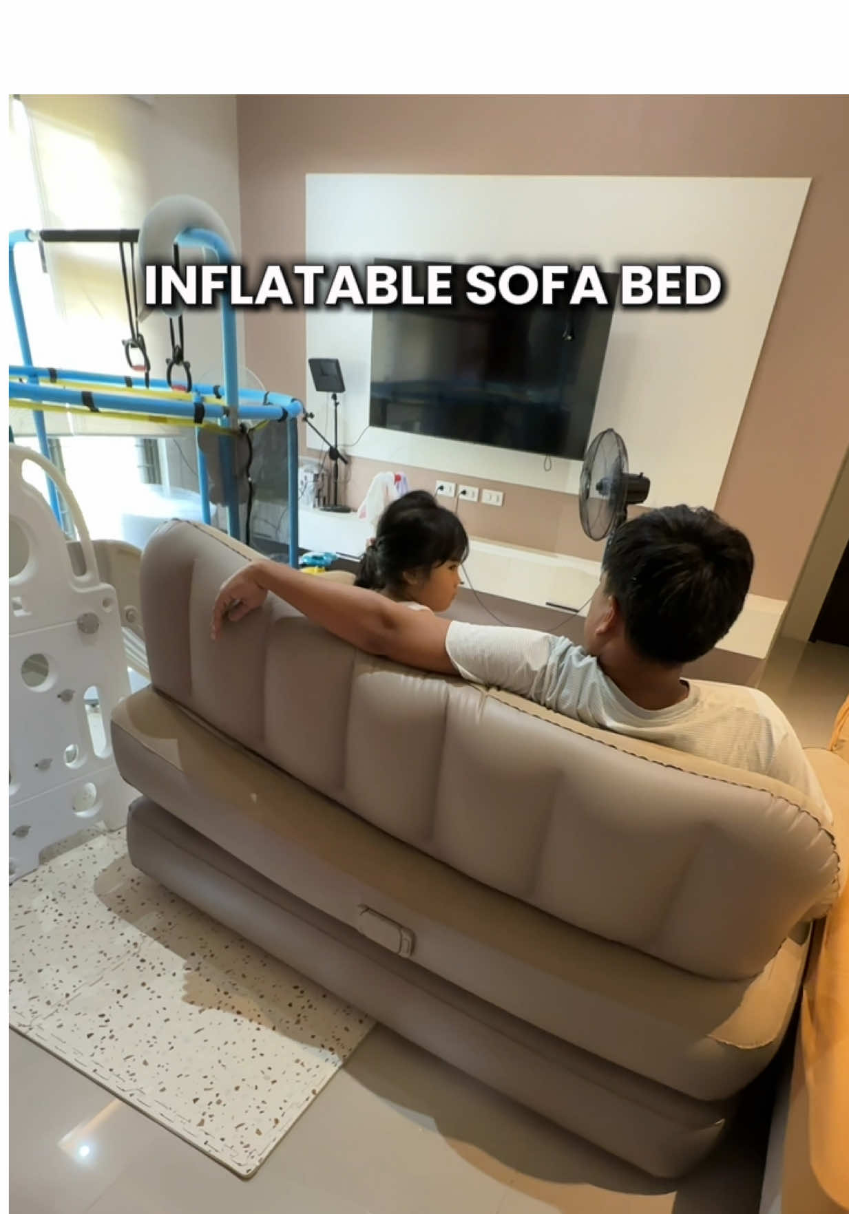 Ang ganda nitong inflatable sofa, sobrang enjoy ang mag-ama ko. 😆 #inflatablesofa #airbed #inflatablebed #sofabed #inflatable 