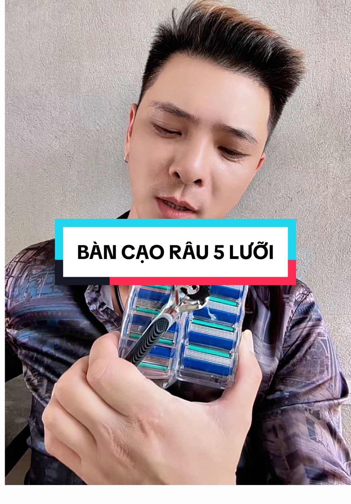 🪒 Bàn cạo râu 5 lớp lưỡi – sắc bén, cạo sạch mịn mà không rát da. 👉 Tặng kèm 8 đầu lưỡi thay tiện lợi, dùng lâu dài. ✔️ Thiết kế cầm chắc tay, dễ sử dụng, gọn gàng mang theo #BanCaoRau #ChamSocNam #LamDepNam #Grooming #caorau 