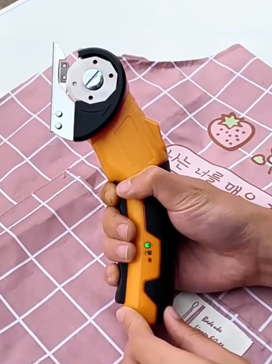 Proyek DIY jadi makin cepet dan rapi berkat gunting elektrik satu ini. Tajam otomatis, desain ergonomis, bisa buat tangan kiri dan kanan. Gak cuma untuk kain – karton, plastik, sampai felt pun bisa! Wajib punya buat crafter, penjahit, atau ibu rumah tangga kreatif! 🔋 Isi ulang via USB-C, bisa kerja tanpa batas! #alatkerajinan #potongkain #crafttools #fypシ #guntingportable 