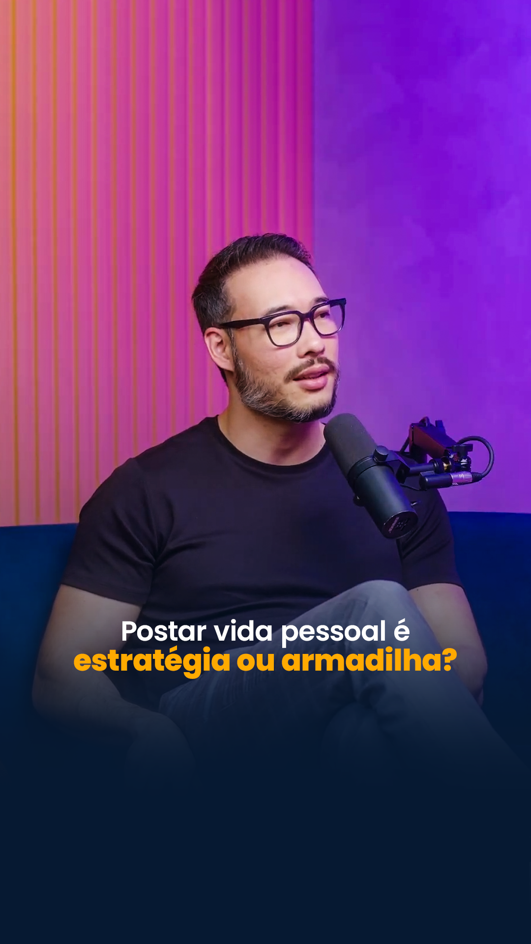Devo mostrar minha vida pessoal no Instagram? 📝 A pergunta não é quanto da sua vida você expõe, mas por que expõe. O Instagram é uma rede social, feita para criar conexão – mas conexão não é reality show. Mostrar recortes da sua rotina pode aproximar, desde que o objetivo seja reforçar sua autoridade, não colecionar curiosos. 📊 Dados da pesquisa “O Efeito da Influência no Consumo” (YPX & Nielsen, 2025) mostram que 34% das pessoas se conectam mais quando veem a rotina, mas 48% se conectam pelo conteúdo profissional ou pela combinação entre vida pessoal e trabalho. Ou seja, a influência real nasce da identificação com valores e competências, não da exposição irrestrita. 🎯 Para especialistas, empreendedores e criadores, a lógica é simples: autoridade vem do que você sabe e entrega, não do carro que dirige ou do café da manhã que posta. Mostre bastidores estratégicos – um processo de criação, um insight do dia, um aprendizado prático. Cada recorte precisa responder a uma pergunta: isso inspira, ensina ou reforça meu posicionamento? Se não, é ruído. 💡 O resultado é claro: quem compartilha com intenção cria laços profundos e conversões reais. Quem posta apenas para “mostrar”, atrai seguidores curiosos, mas não clientes. Redes sociais são para conversas de valor – e cada story ou vídeo é uma chance de transformar audiência em comunidade. Faz sentido? 🎬 Recorte do Digital Cast da @carolinemanchini