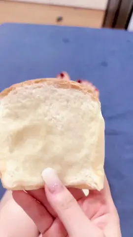 パン食べたい？でも私の足跡付きだよ〜。