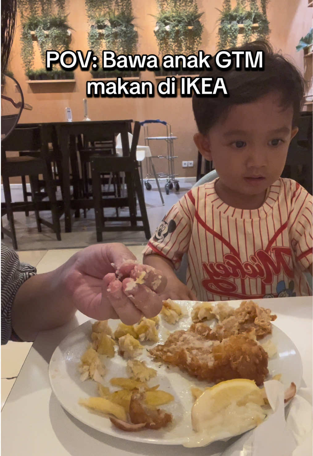 Makan padang pake tangan ❌ Makan fish and chip pake tangan ✅ Agak malu woy diliatin orang orang kirain kenapa ternyata karena makan fish chip pake tangan hahaha demi anak ini mah 😌  #gtm #gerakantutupmulut #dramagtm #gtmcore #bbstuck 