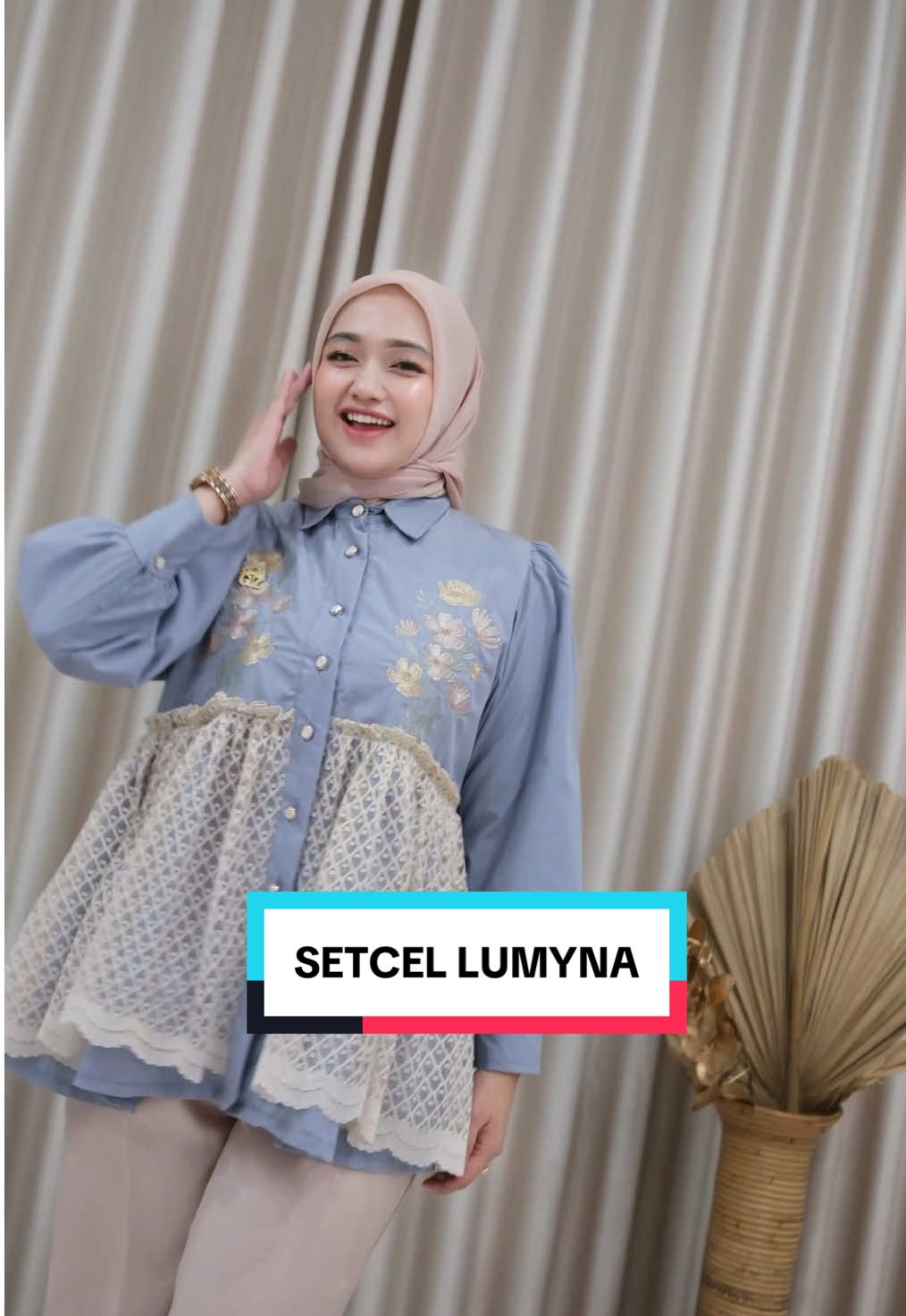 Setcel kali ini cocok buat bunda yang mau keliatan lebih muda dan manis ceria😋👉🏼👈🏼. Cwk keranjang kuning ya beb  #gwenza #oneswt #debylianti #OOTD 