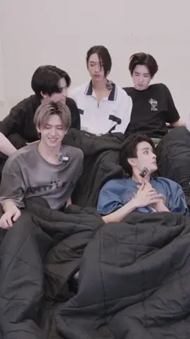 ฉันงอนเธอก็ง้อหน่อยสิ่ 🐱🐶 #PHUTATCHAI #AAashirakorn  #PHUAA #ภูเอเอ #BUSSINGJAPANEP6 