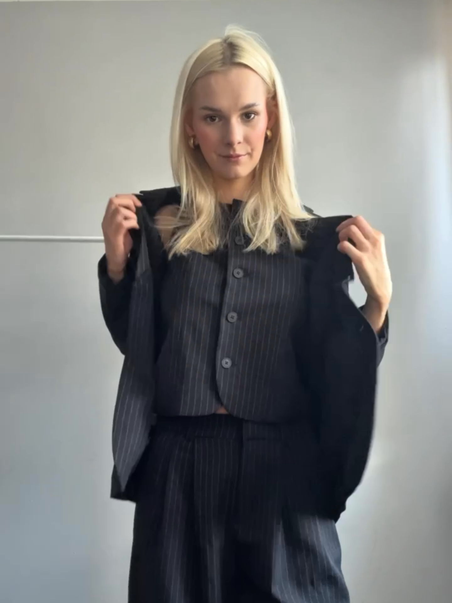 Nikt nie lubi powrotów do pracy... ale z nowymi outfitami od ONLY wracasz w wielkim stylu! 💼🔥Która stylizacja od @nikolacupok podoba Wam się bardziej? Obie dostępne we Wrocław Fashion Outlet z rabatami do 70%. #wrocławfashionoutlet #outlet #backtooffice #inspo #wroclaw #fashion