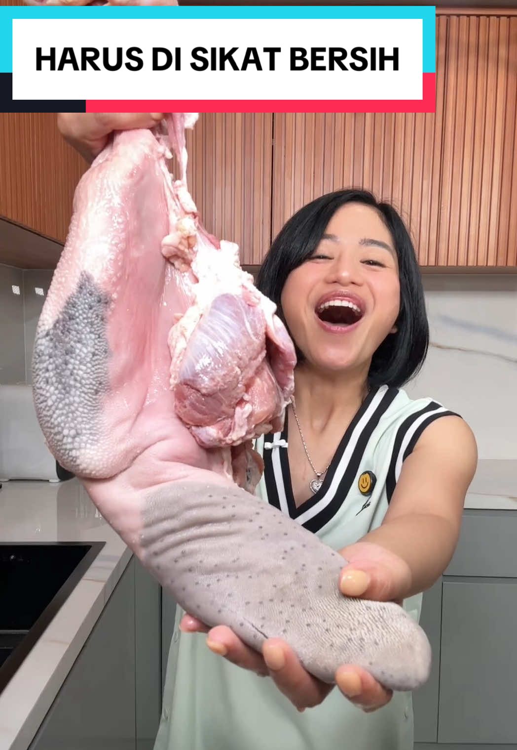 Next video Omay buatin tutorial lengkap dan makan super lahap Lidah Sapi Cabe Ijo ya! Pastikan dari sekarang setelah lihat videonya Omay, kemanapun kalian pergi,  harus banget ada Madu Stick dari @alamme di tas kalian, supaya stamina selalu segar, lebih fokus dan tidurnya nyenyak, konsumsinya harus teratur ya, karena masih banyak lagi benefit yang bisa kita dapatkan setelah mengkonsumsi Honey Stick ini #awurawuremplok #faridanurhan 