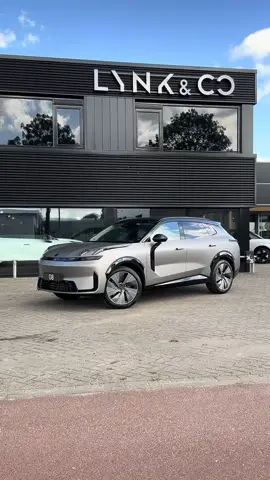 Dit is de Lynk & Co 08, gewrapt in Matte Grey Aluminium. 🔥 Met zijn verfijnde design, krachtige plug-in hybrid aandrijving en een interieur vol premium beleving. Wat vinden jullie van deze wrap, top of flop? #lynkco #lynkco08 #tiel #scholten 