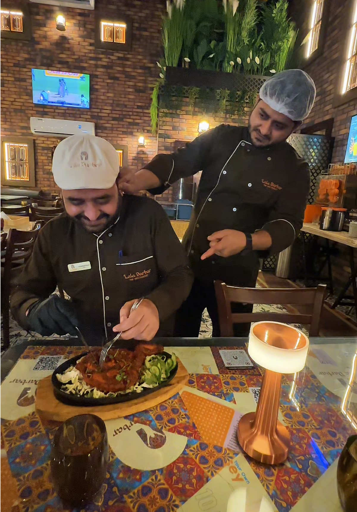 Chicken tikka k liye kuch bhi Sir! 🤎 #laladarbar #laladarbarrestaurant #desifoodie #biryani #desifood 