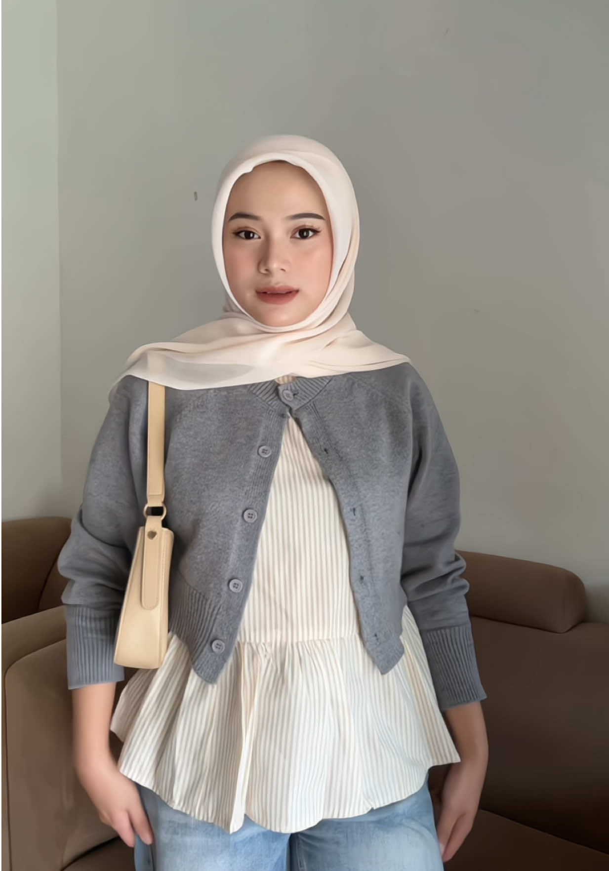 outfit kaya gini bikin doi ilfeel gak sih? #OOTD #ootdhijab #fypシ゚ #blouse #innerstripe 