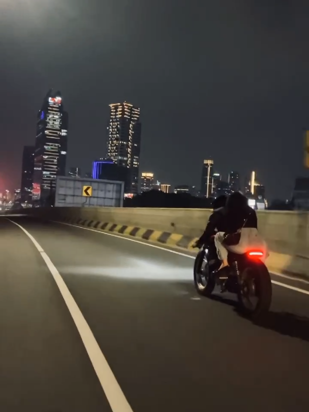 more beautiful than jakarta #motorcustom #caferacer #bratcafe #couple #jakarta 