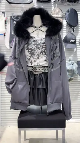 🌹⛓️Y2Kコーデ⛓️🌹 新作のRSﾈｺ耳ﾌｰﾄﾞﾌｧｰZIP PKを使ったY2Kコーデ🥀 ファー付きのアウターは大人っぽさ全開で魅力upに💭💗 是非店頭にてチェックしてみてくださいね✨️ 新作アイテムもオンラインサイトで取り扱っております💖 ぜひそちらもチェックしてみて下さい♪ ・ #地雷 #サブカル #Y2K #VA #volcan  ‪                