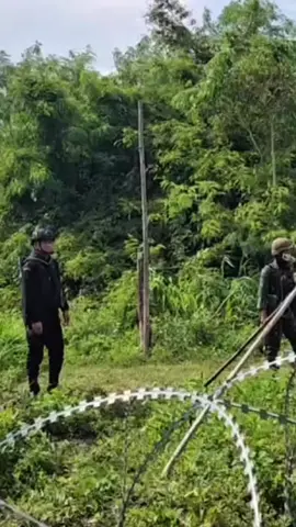 ១៦/០៩/២០២៥ 🚨ហេតុការណ៍បន្ទាន់-រសៀលនេះយោធោថៃប្រមាណជាង30នាក់ចូលមករាយបន្លាលួសត្រូវបានកម្លាំងប្រជាពលរដ្ឋរួមគ្នាជាធ្លុងមួយរុញច្រានយោធាថៃឲ្យដកថយក្រោយវិញត្រង់ចំណុច  ភូមិព្រៃចាន់  ឃុំអូបីជាន់  ស្រុកអូរជ្រៅខេត្តបន្ទាយមានជ័យ។ Credit: SBT NEWS
