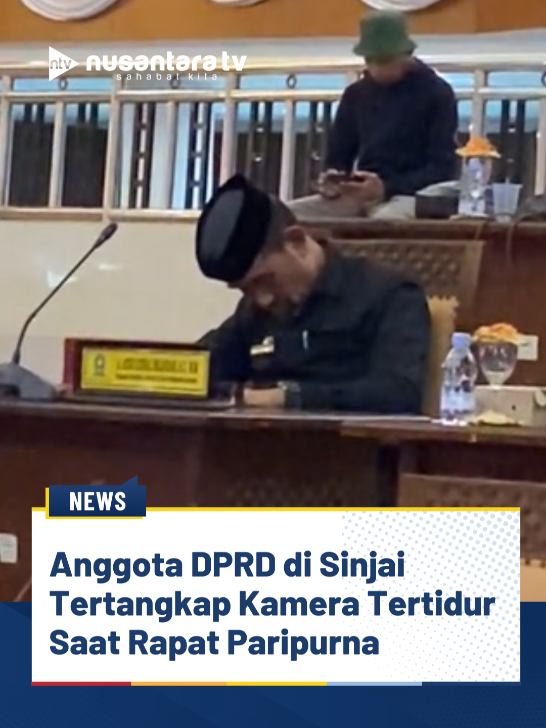Anggota DPRD Sinjai, Andi Zaenal Iskandar tidur saat mengikuti rapat paripurna di ruang Paripurna Gedung DPRD Sinjai. Momen itu terjadi saat paripurna penandatanganan kesepakatan bersama DPRD dan Pemda Sinjai terhadap rancangan KUA-PPAS 2026, Jumat (12/9/2025). Menanggapi hal tersebut, Ketua DPRD Sinjai menyayangkan sikap Andi Zainal yang tidur saat rapat paripurna berlangsung. Andi Jusman mengaku akan memberikan teguran kepada Andi Zaenal. “Nanti kita akan sampaikan kepada ketua fraksinya baik secara lisan maupun secara tertulis,” ujarnya. (en) #DPRD #sinjai #rapatparipurna #nusantaratv #nusantaratvsahabatkita