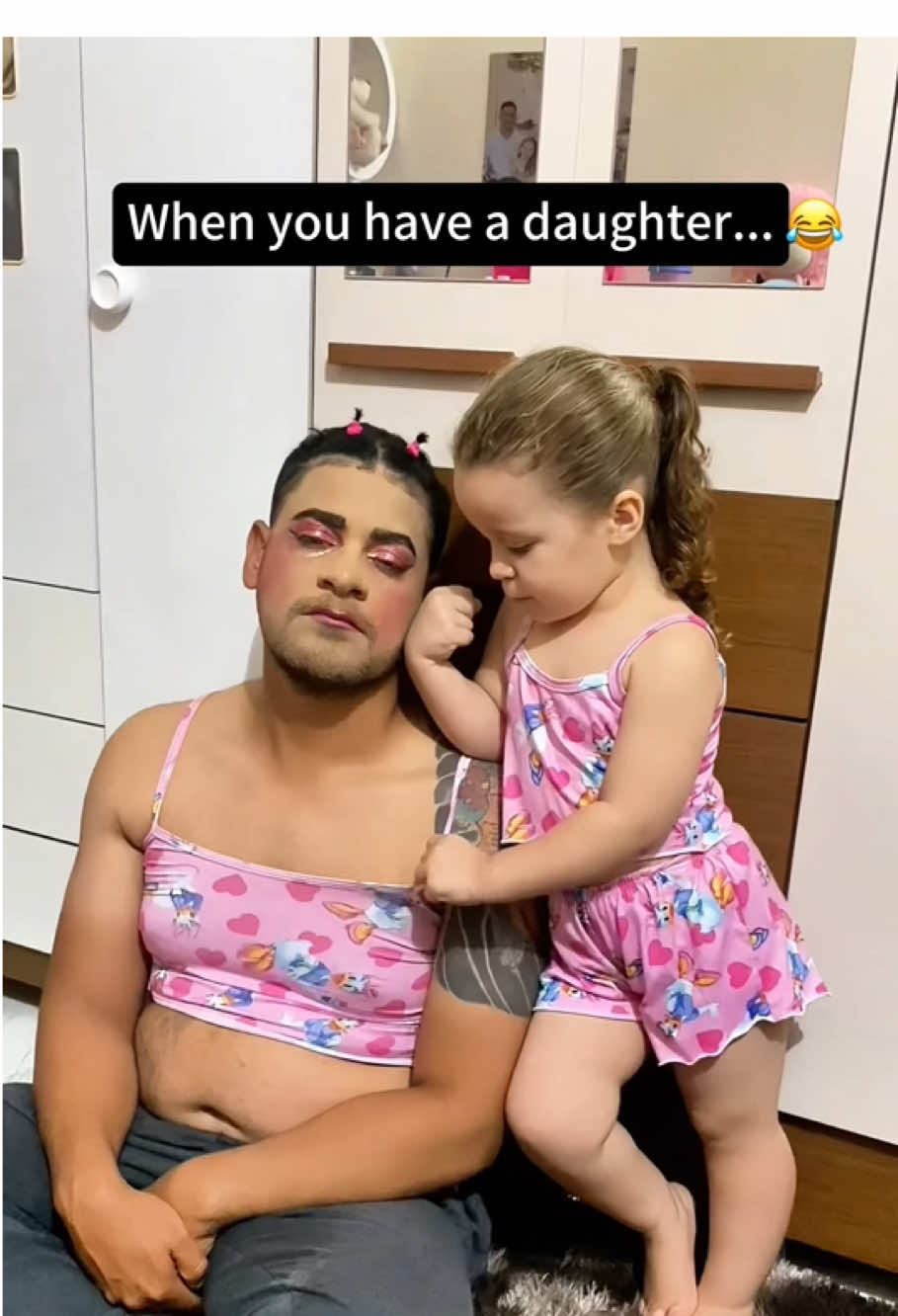 Baby make up on her dad 😂😂#funny #makeup #girl #daughter #father #fyp #tiktok 