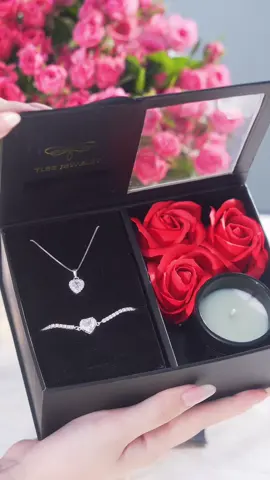 Set trang sức SQ002 tim đá mang theo sự tinh khôi và rung cảm ngọt ngào của một mối yêu đầu. Nhẹ nhàng nhưng đủ khiến tim ai đó lỡ một nhịp 💖 #daychuyenbactlee #lactaybactlee #khuyentaibactlee #trangsuc #tleejewelry 
