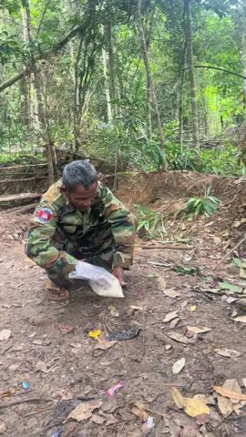 គាត់គ្មានប្រពន្ធគ្មានកូនចៅដូចគេទេ មើលហើយចង់ហូរទឹកភ្នែក😌🥲#ទាហានទល់មុខ 